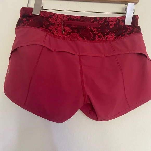Lululemon Run Speed Short 2.5" Size 4 Cranberry Red Snake Skin Four Way Stretch - Picture 2 of 6